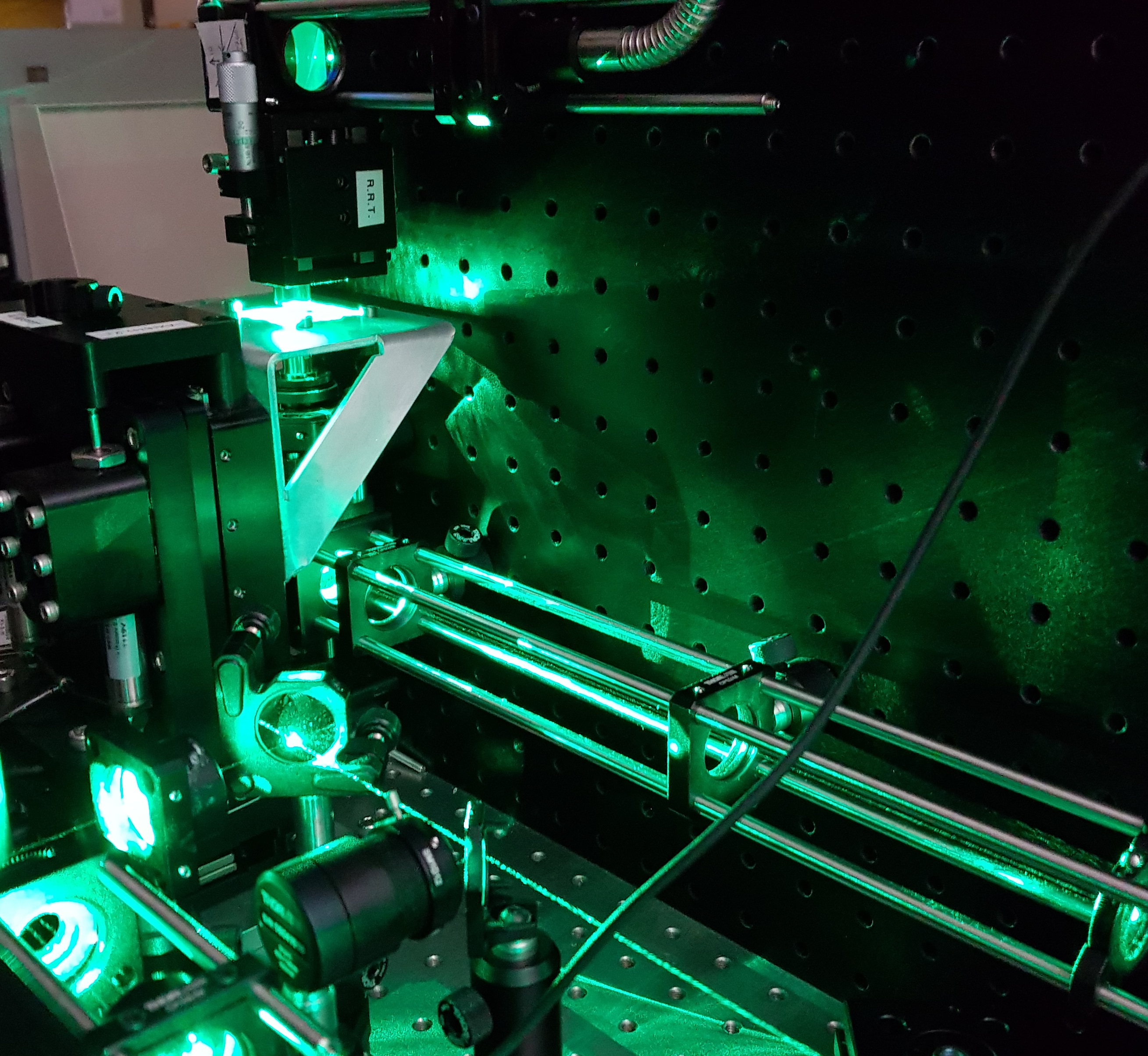 green beam inscriptoin setup crop1