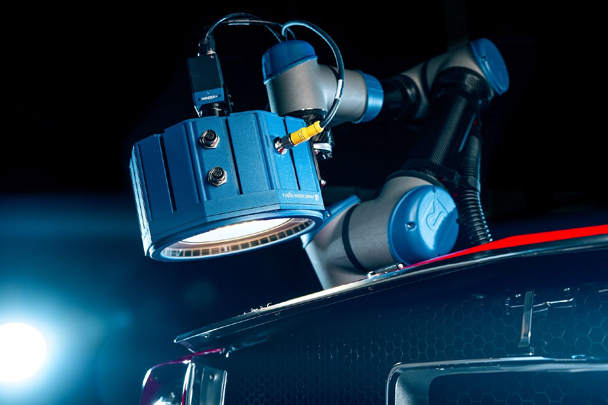 DoAll machine vision light on UR robot