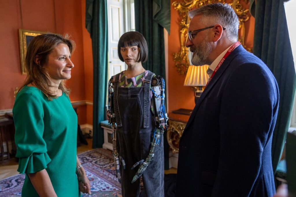 Secretary of State Lucy Fraser speaks to Ai-Da Robot creator Aiden Meller at No.10 on 07.06.23