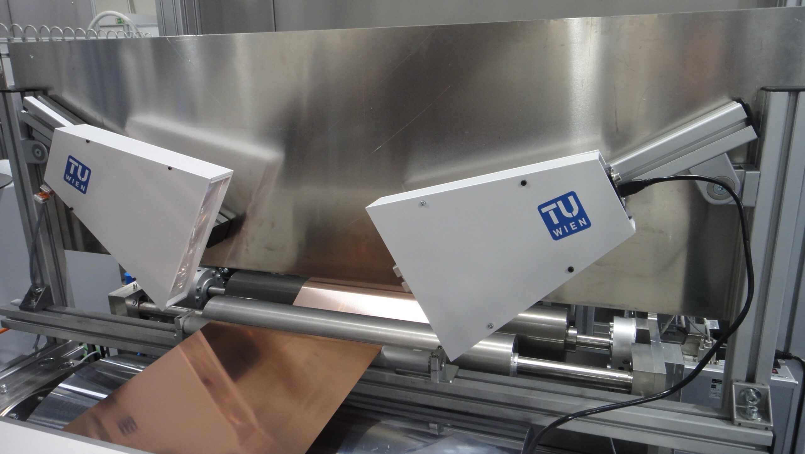 The inline ellipsometry systems developed at TU Wien enable reliable inline quality control of coatings, for example, in roll-to-roll systems for the inspection of electrolyte coatings on copper foils. Image source: TU Wien, Forschungsgruppe Prozesstechnik